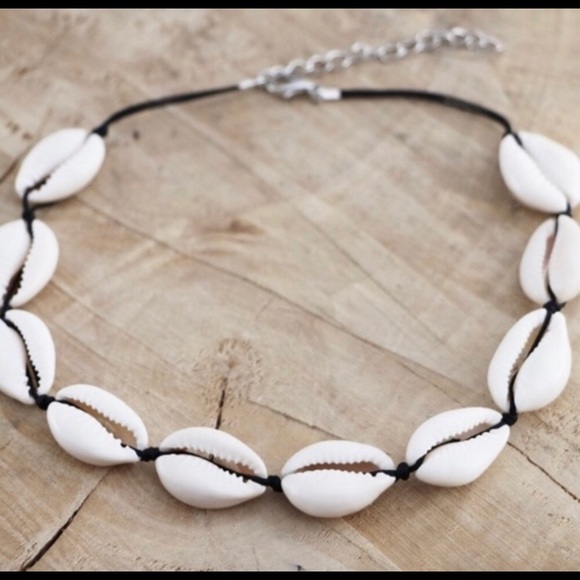 BOHO Cowrie Shell Choker Necklace NWT - Picture 3 of 3